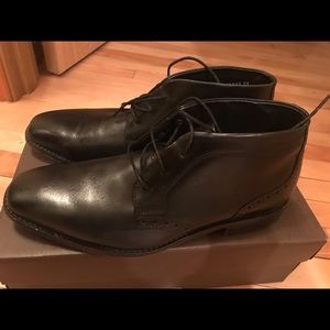 Florsheim men’s leather chukka boots in like new condition. Size 9